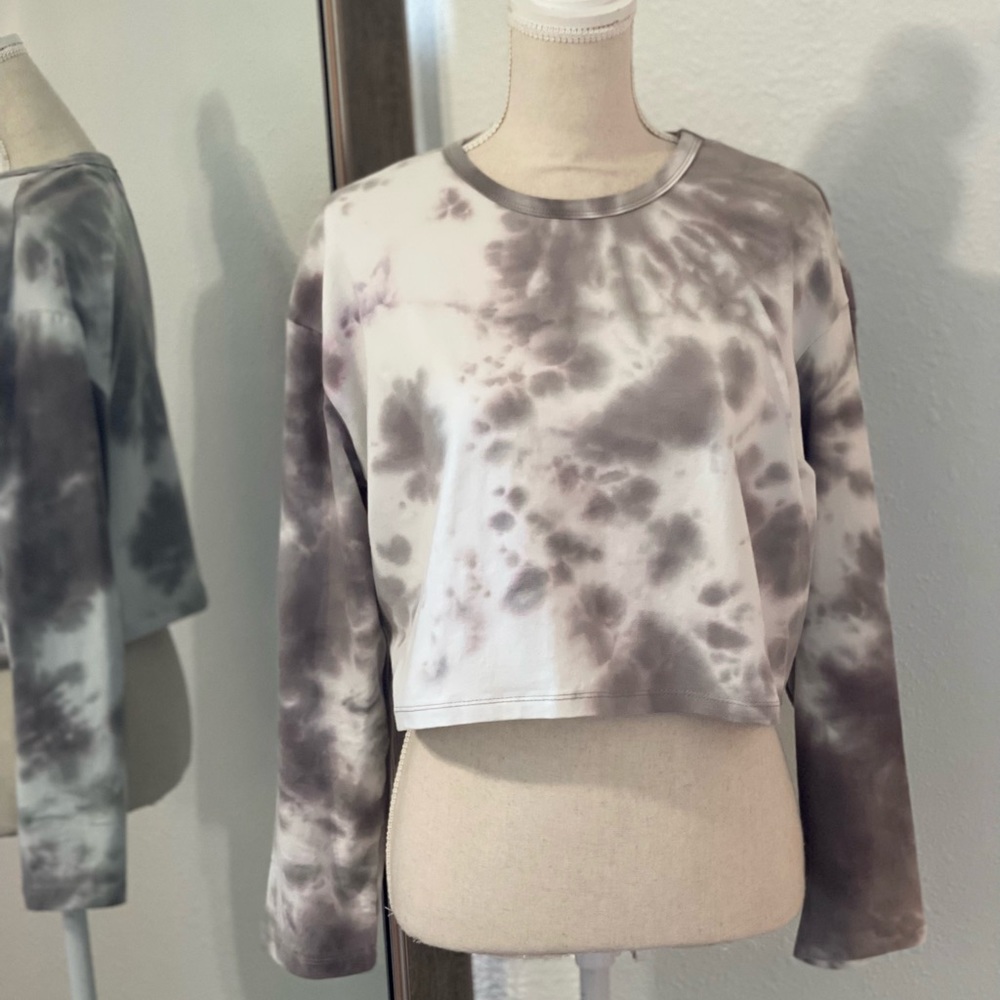 Long sleeve crop top.